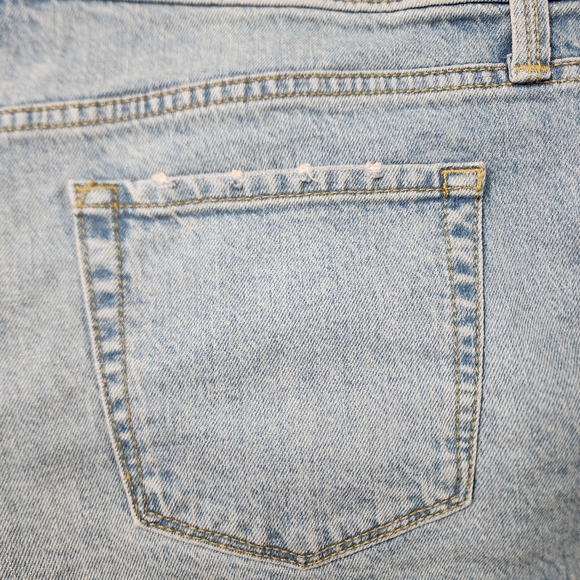 ISABEL MATERNITY by Ingrid & Isabel Grow With You Blue Midi Shorts. Size:8 - Picture 6 of 11